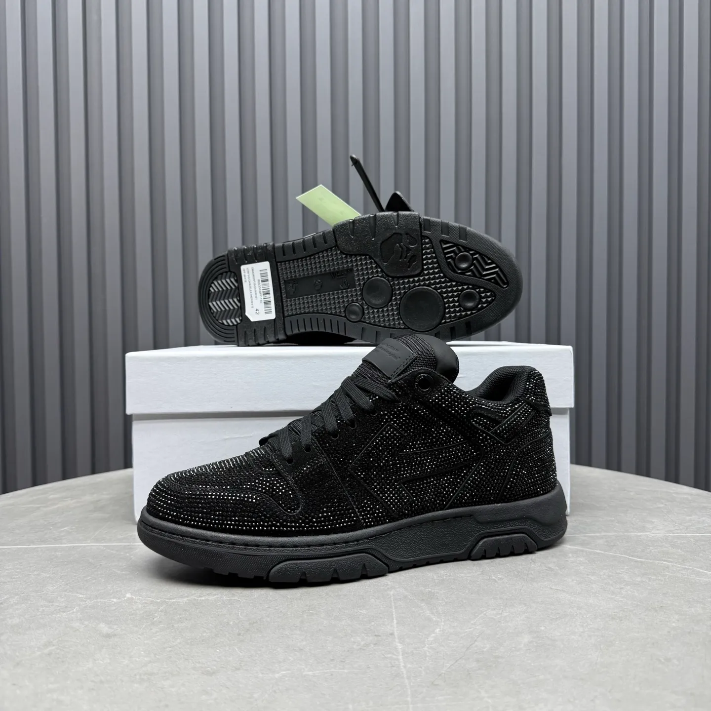 【off- white】P: 720💰Couple model👫, Size: 35-44 (Customized for men 38.45.46) High-quality version👊 "Out of office" series original molding, original lasting, production process 1:1 original ➰OFF GRAY WHITE OW ➰ first-layer cowhide imported skin-friendly and environmentally friendly polyester mesh original molding high elastic environmentally friendly molding pad Made with the original lasting process. The original molded rubber outsole (never yellows and deforms) has a super correct shape, bright color and strong three-dimensional effect👍. Packaging💯Full set of packaging synchronized with the official website (branded paper, certificate of quality, branded cloth bag)